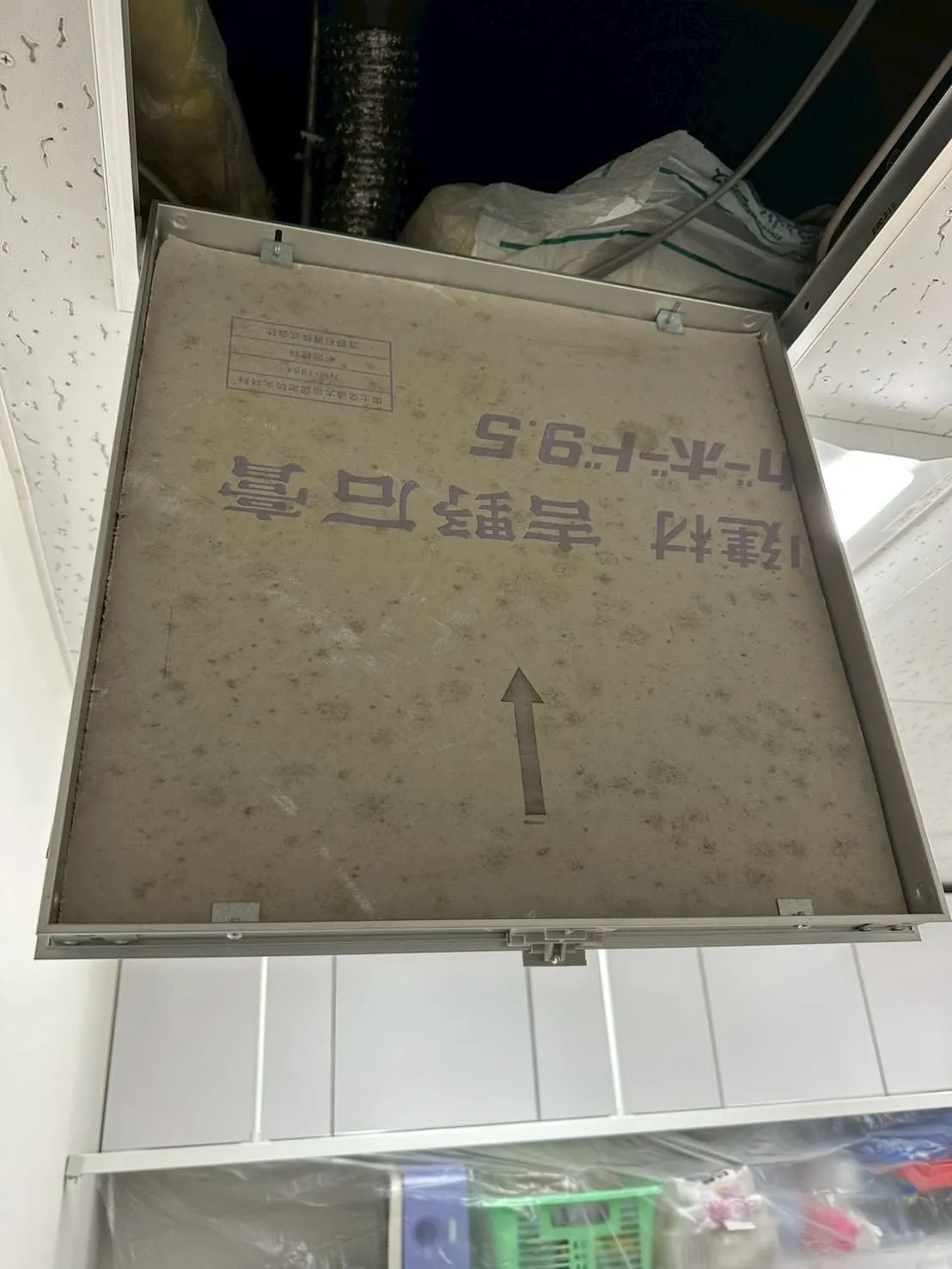 天井の点検口の中の施工前