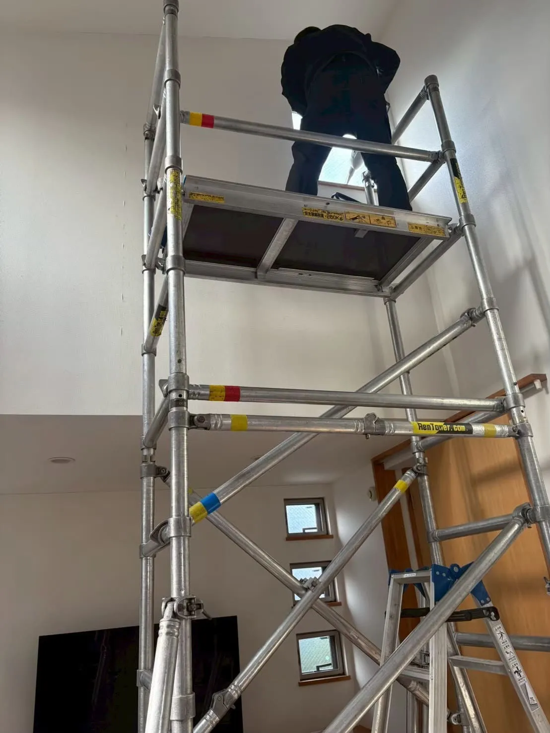 高窓のカビ除去の様子