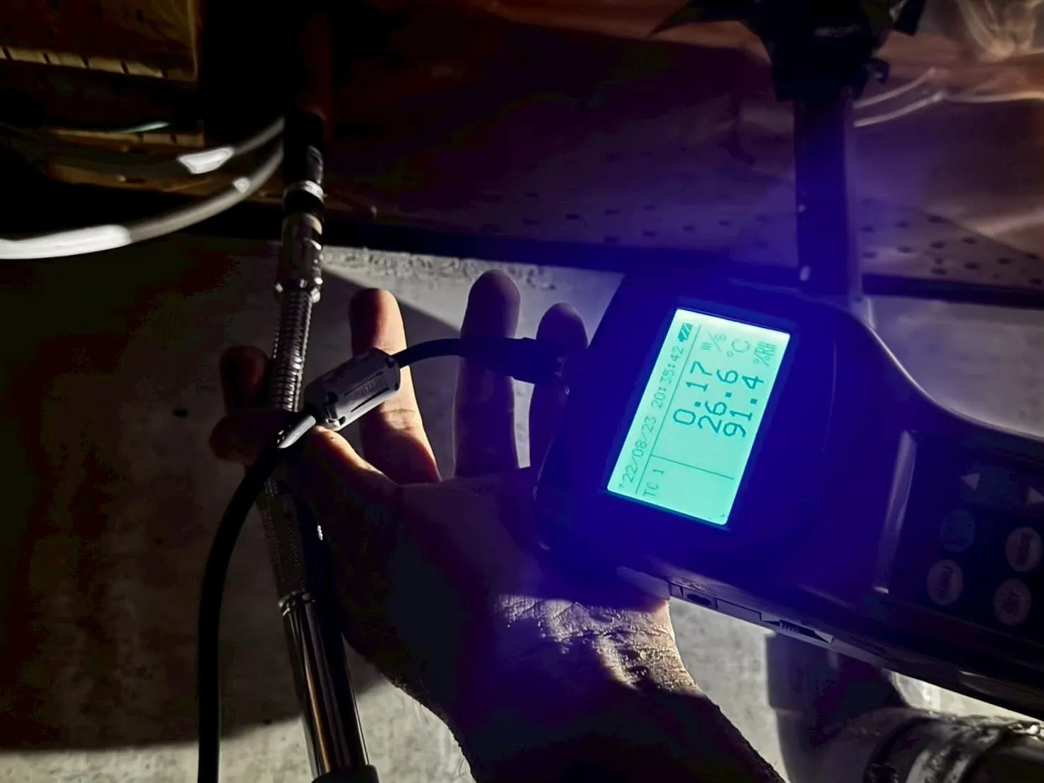 風量系による空気の流れを検査