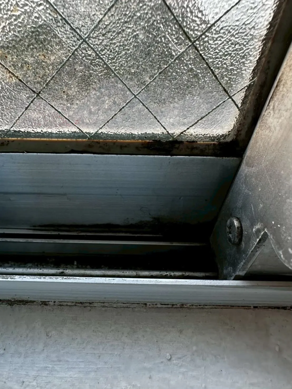 結露によってカビが生えた窓枠