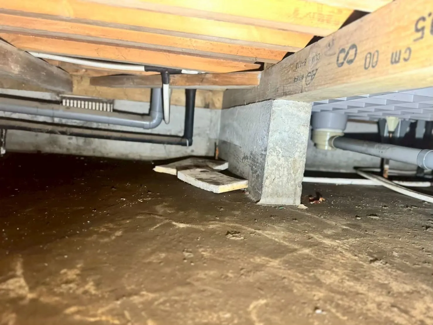 浸水して泥がたまった床下
