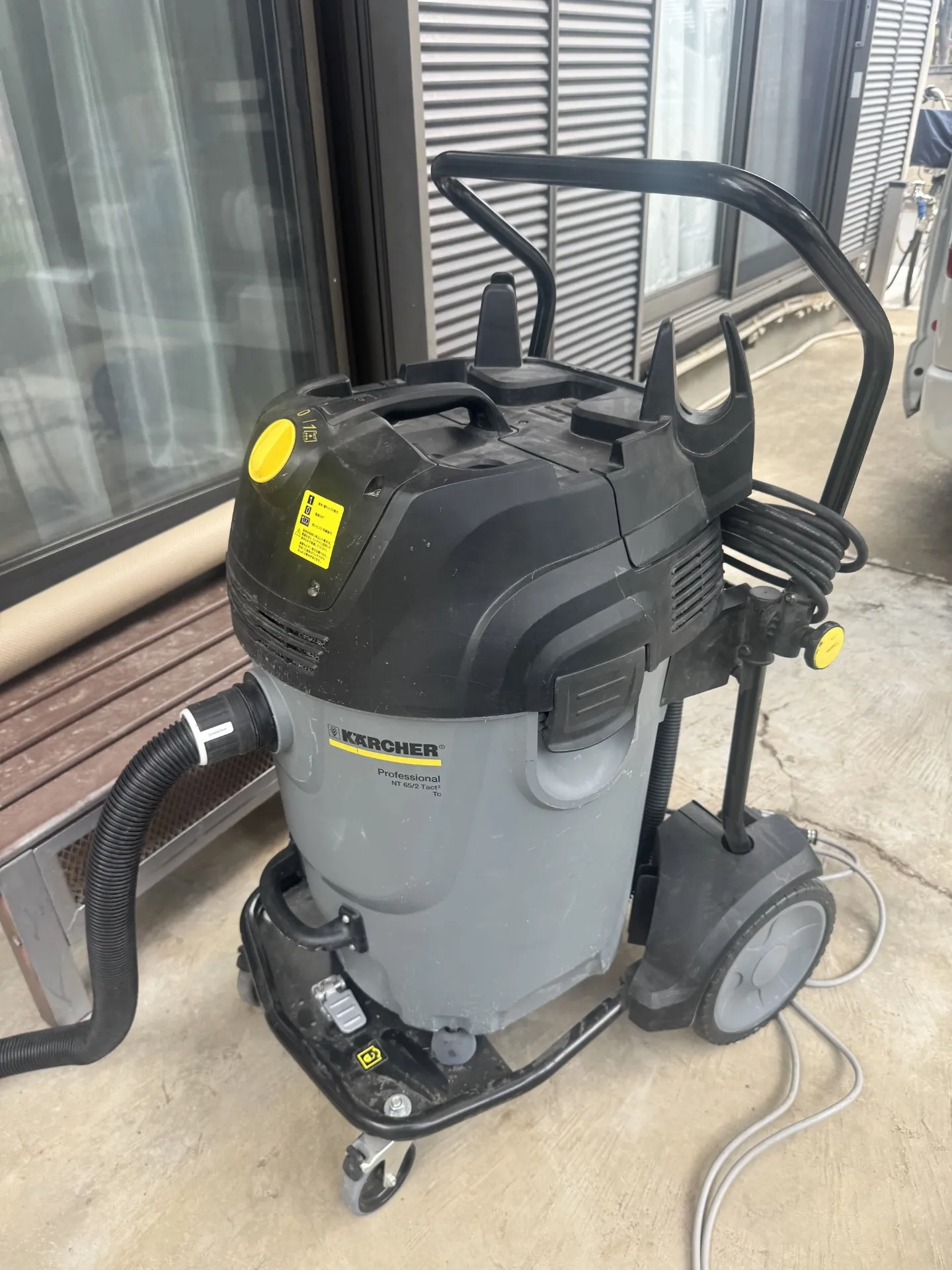 床下を掃除するための大型掃除機