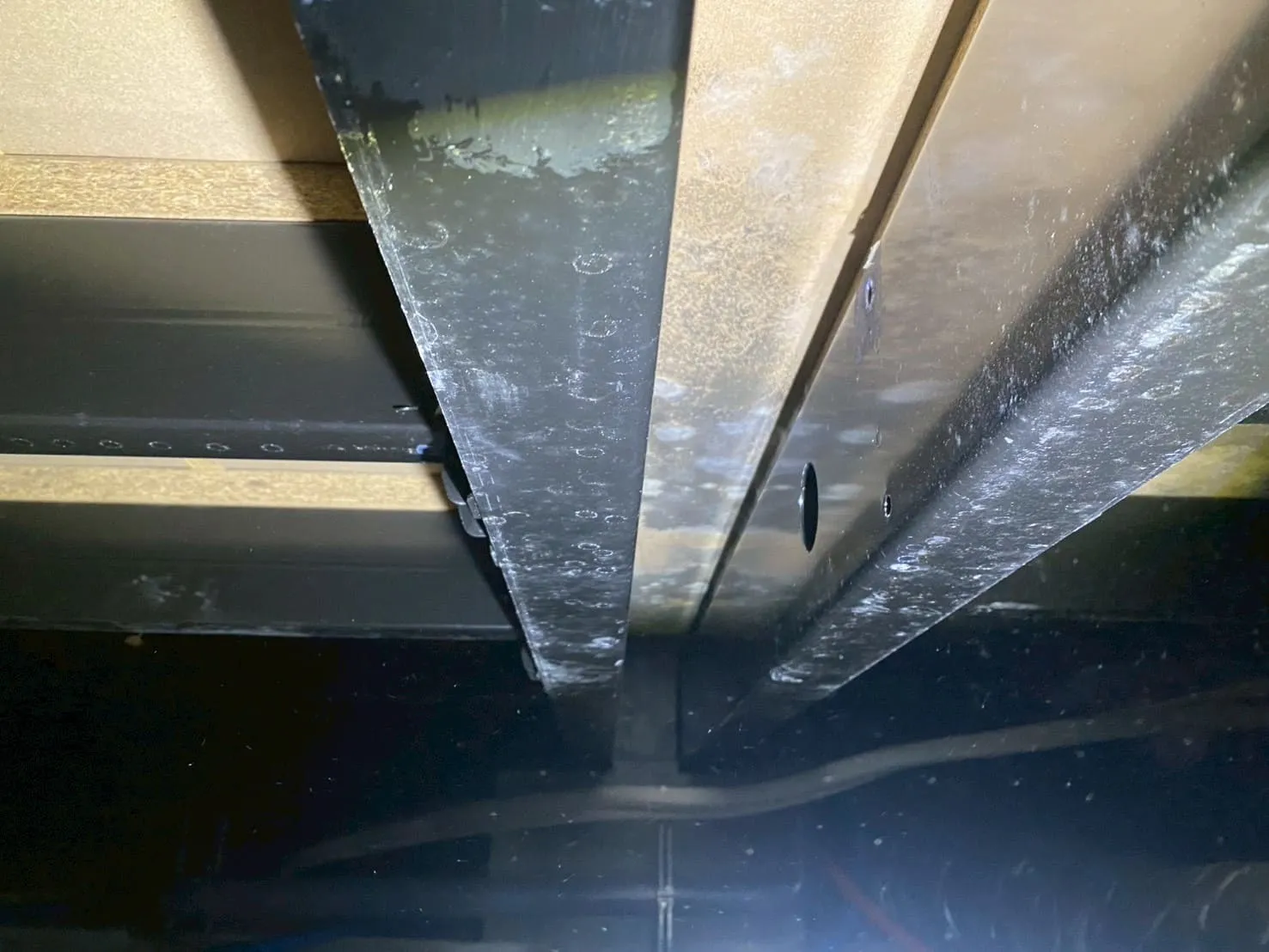 世田谷区で床下カビ調査を行った実例を紹介。カビ臭い原因、基礎断熱住宅で発生する理由、健康被害リスクまで専門業者が解説。含水率53.2%の異常事例も公開。早期対応が重要です。