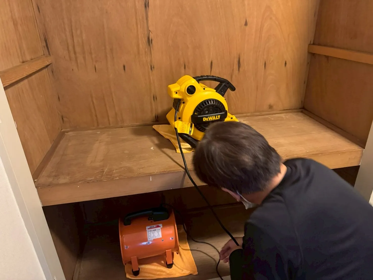 カビが再発しないように押入れを乾燥させている