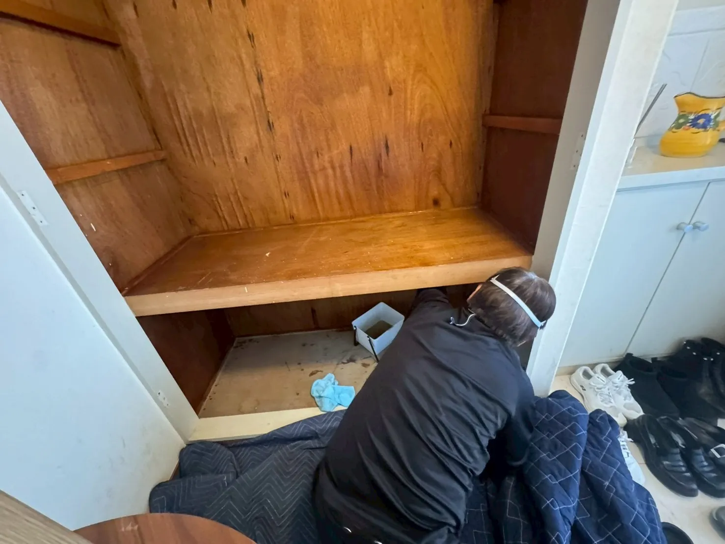 押入れのカビ取り作業