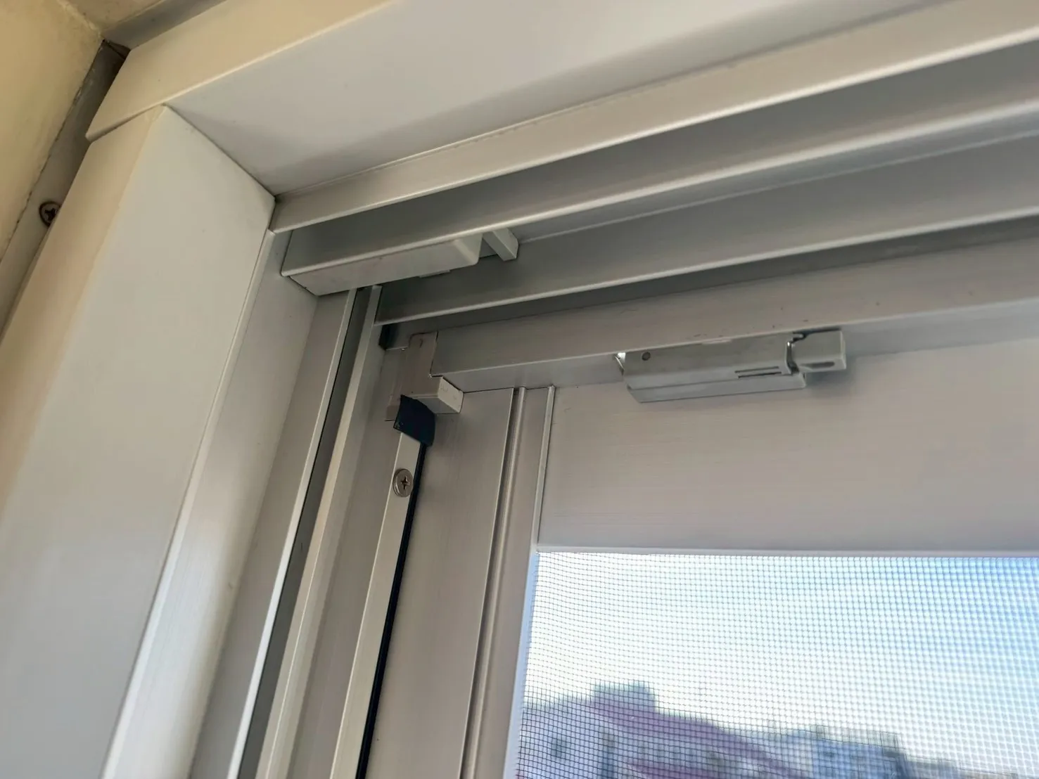 カビを除去したサッシ