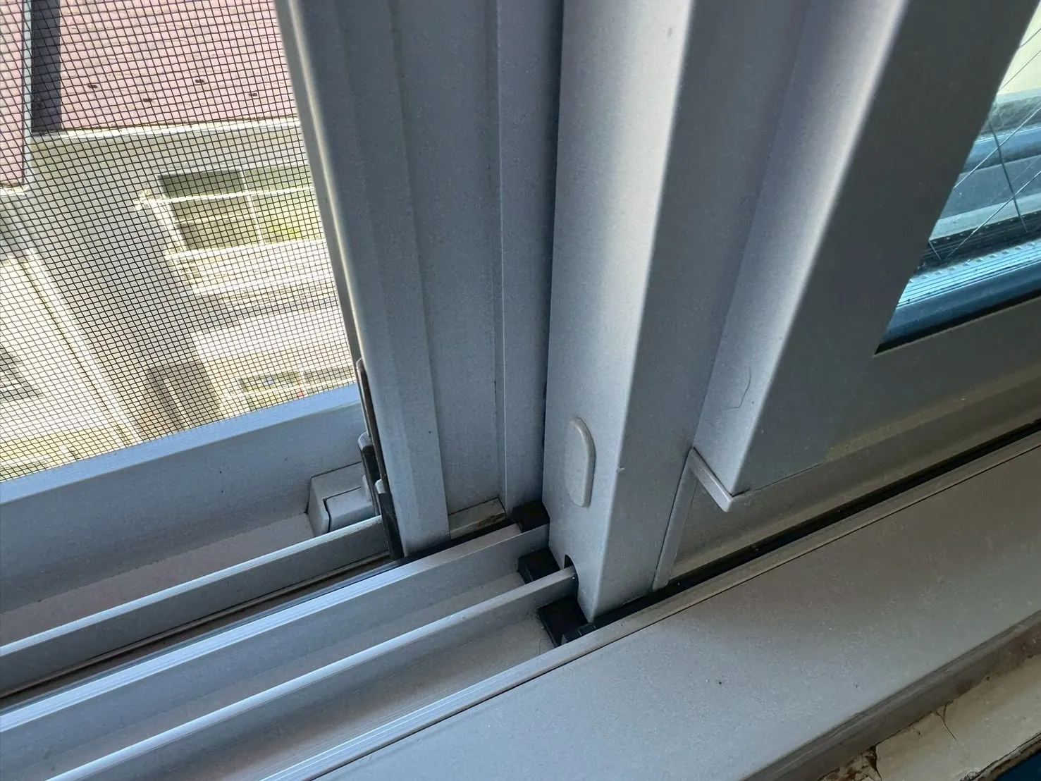 カビを除去したサッシ