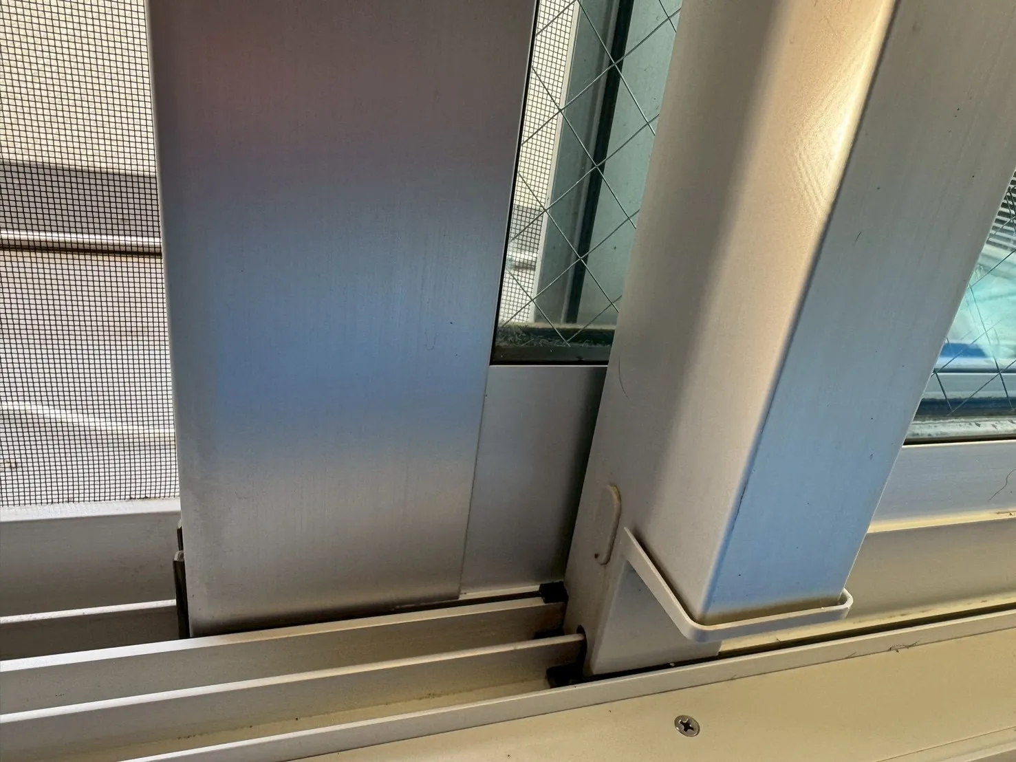 カビを除去したサッシ