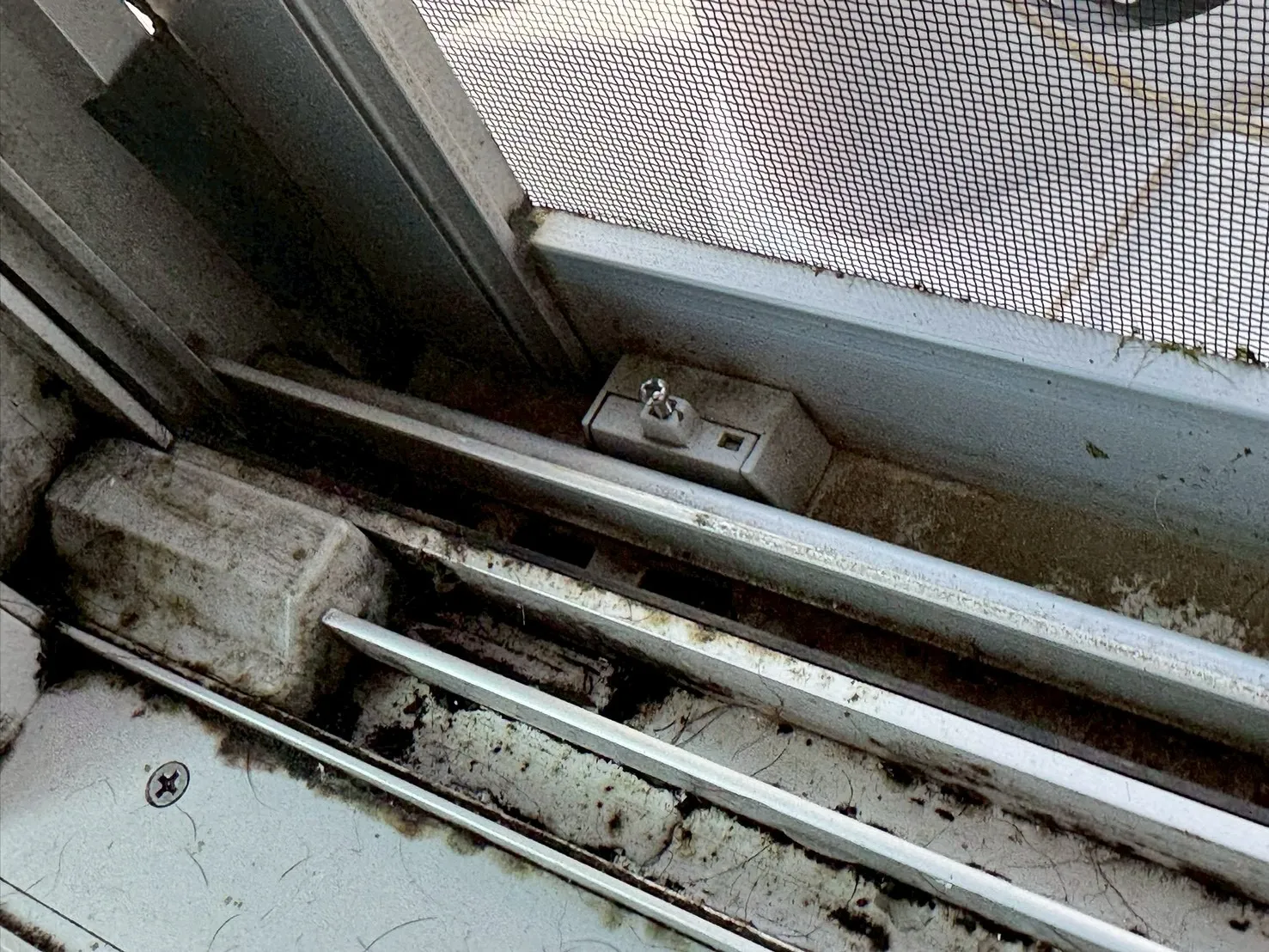 結露によりカビが生えたサッシ