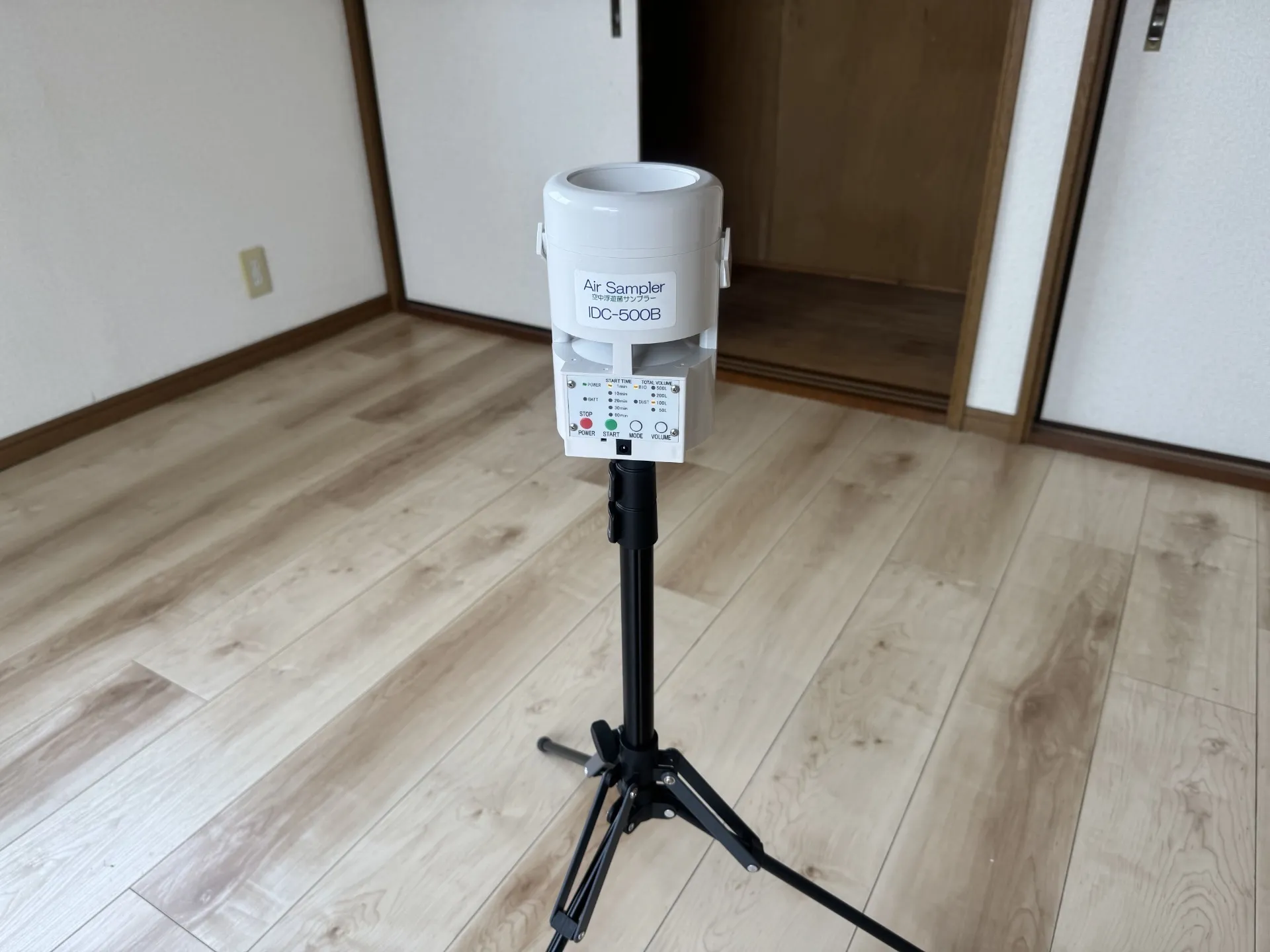 堆積する真菌（カビ）を捕捉して培養し、菌数と菌種を確認する検査