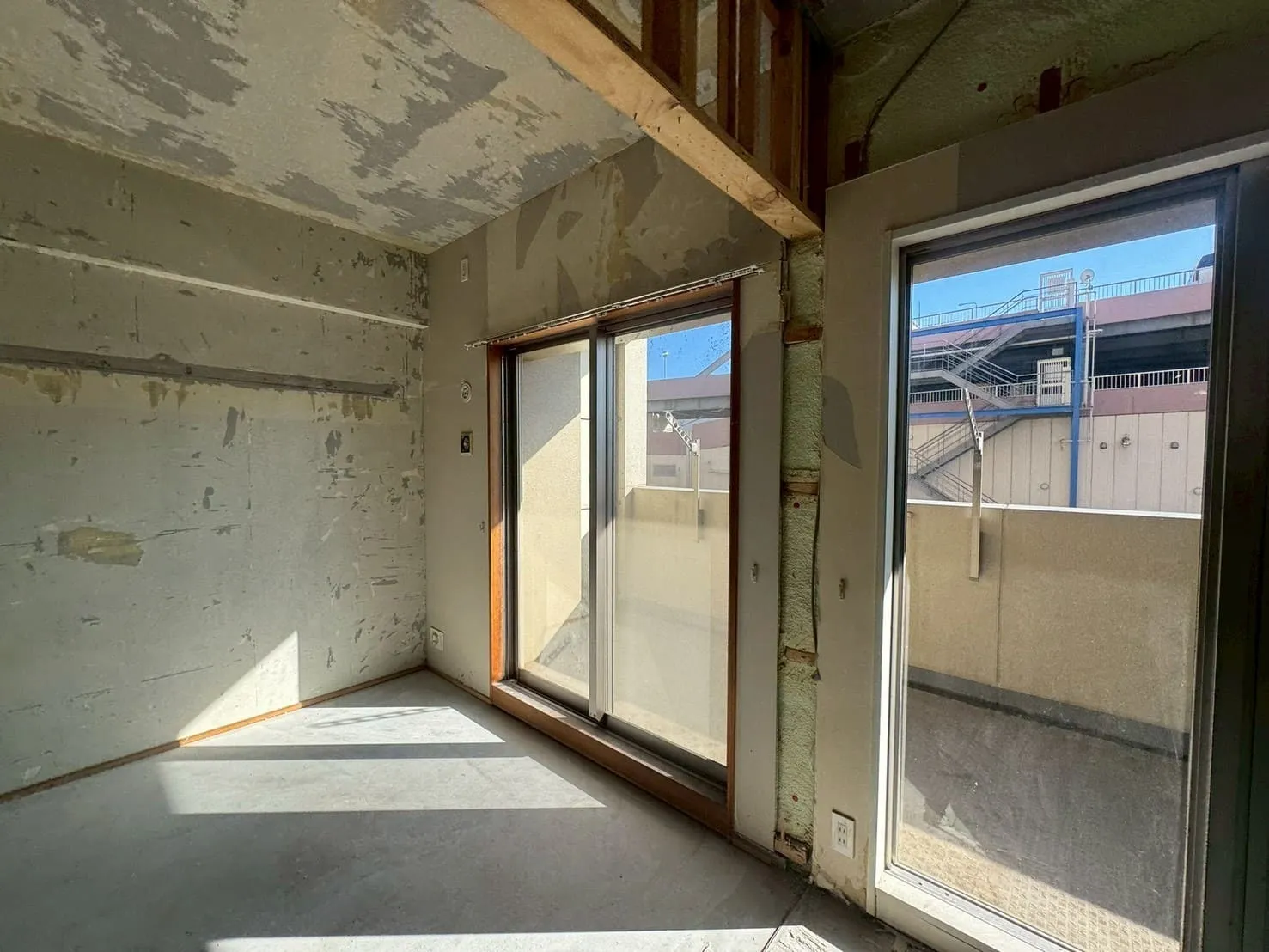 東京都墨田区の分譲マンションで大規模カビ取り施工｜築22年3LDKの北側寝室・キッチン・窓枠を2日間で完全除カビ