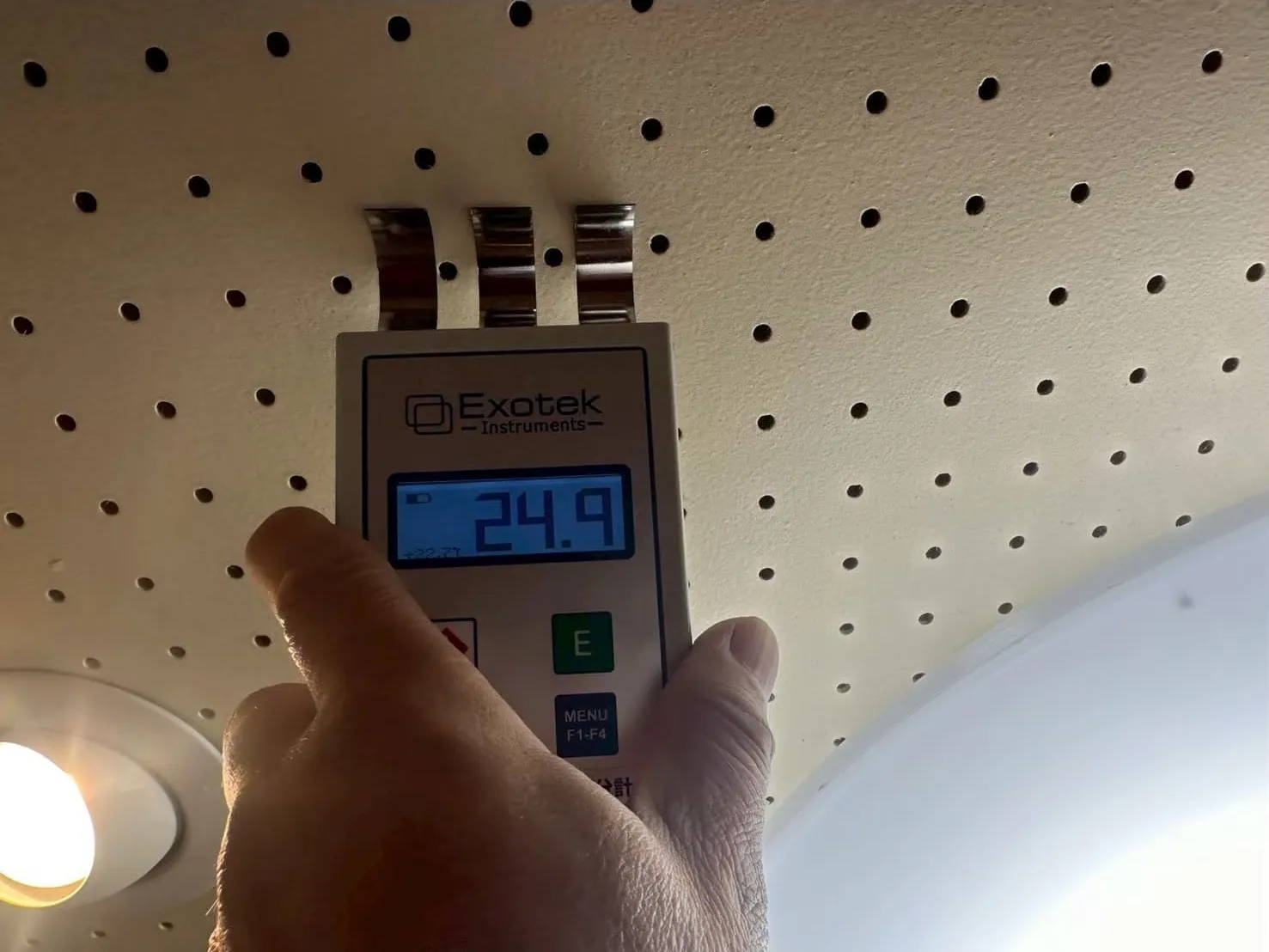 【東京都渋谷区西原】3階建てビル｜天井部の防音壁の含水率検査